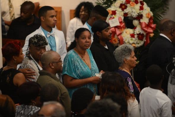 Familiares despidieron a Eric Garner, el hombre que murió bajo custodia de la policía en Staten Island. La agencia municipal que investiga las acusaciones de abusos por parte de la Policía anunció que está estudiando miles de quejas que ha recibido en los últimos años por el uso de técnicas de asfixia para la inmovilización de sospechosos.