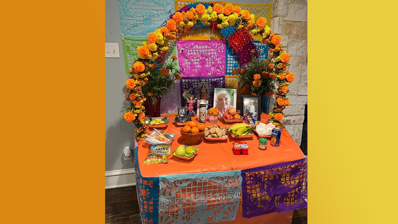 La audiencia de Noticias 23 presume sus coloridos y artesanales altares de muertos. Este es de Columba Martínez quien se tomó el tiempo de colocar un arco de flores de Cempasúchil como dicta la traición, además de veladoras, santos y los platillos favoritos de la persona difunta.
