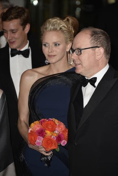 Aunque más reservado y tímido que sus hermanas Carolina y Estefanía, cuyas historias y dramas amorosos deleitaron a la prensa rosa, Alberto también tuvo una vida privada agitada.