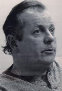 <h3 class="cms-H3-H3">William Peter Fischer</h3>
<br>
<br>Nacido en Nueva York hace 76 años, este hombre es buscado al ser
<b><a href="https://www.interpol.int/es/Como-trabajamos/Notificaciones/Ver-las-notificaciones-rojas#2002-35305" target="_blank"> acusado de dos cargos de asesinato en segundo grado. </a></b>
<br>
<br>Según la Interpol, Fischer nació el 4 de octubre de 1944 y tiene como signos distintivos una cicatriz causada por una traqueotomía y tiene la palabra "Mary" tatuada en el bíceps derecho. Además se considera a este fugitivo como un prominente consumidor de bebidas alcohólicas. 
<br>
<br>