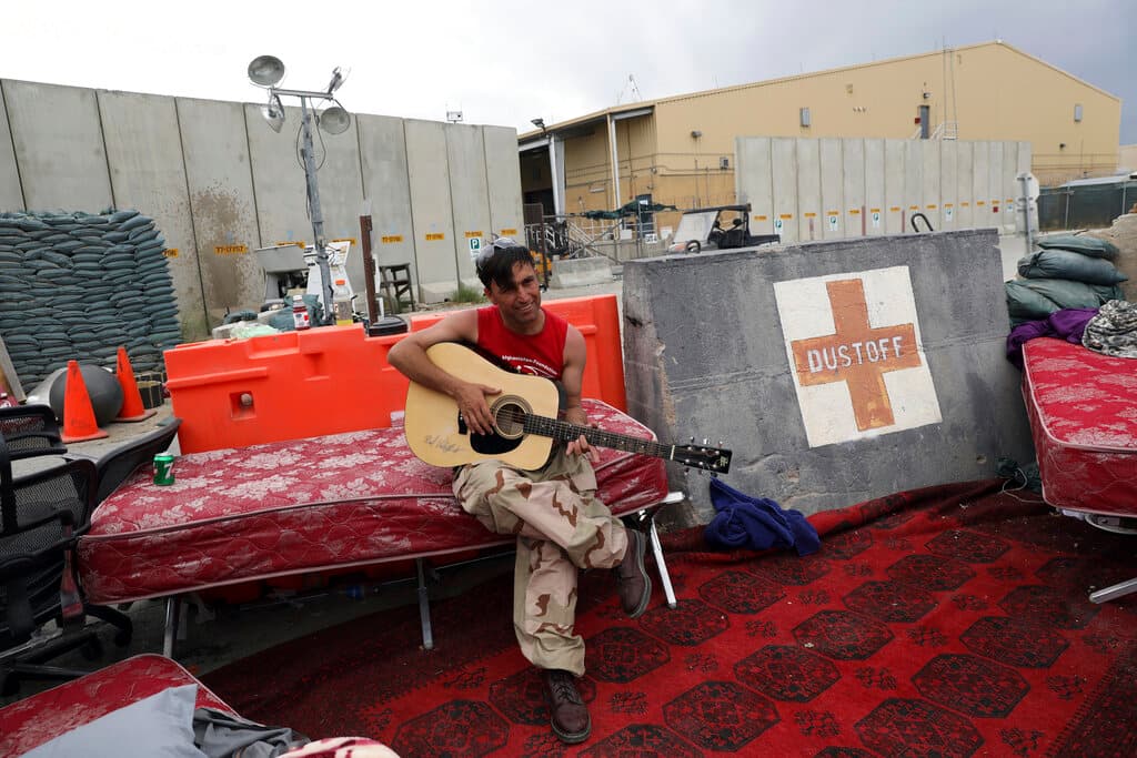Un soldado afgano toca una guitarra que quedó abandonada en la base aérea de Bagram el 5 de julio, el epicentro de la guerra de Estados Unidos contra el Talibán.
<br>
<br>Lo que quedaba de tropas se fueron de este aeropuerto después de casi 20 años de conflicto. Según un reporte de la Agencia AP, 
<a href="https://apnews.com/article/bagram-afghanistan-airfield-us-troops-f3614828364f567593251aaaa167e623"><u>los funcionarios militares afganos informaron que las tropas se escabulleron en la noche</u></a>, cortaron la electricidad y no notificaron al nuevo comandante local de la base.