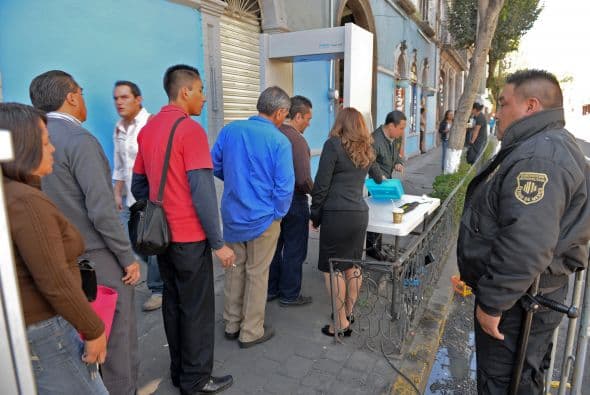 La intensa vigilancia y el cierre de calles y avenidas ha perturbado las labores comerciales y sociales de la capital mexiquense.