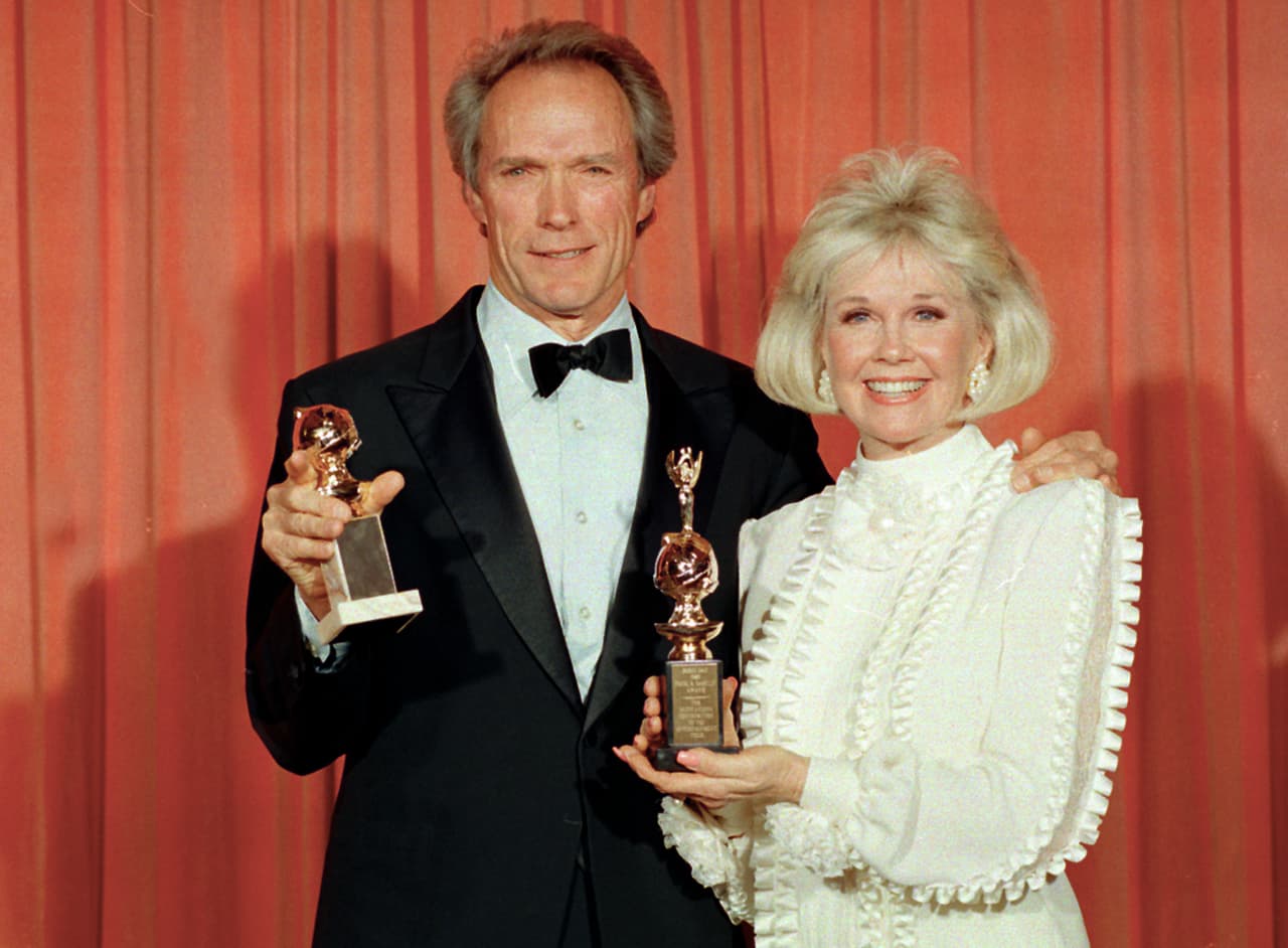 Clint Eastwood posa con Doris Day en la 46ª entrega anual de los Golden Globe Awards en Beverly Hills, California, el sábado 29 de enero de 1989. Eastwood ganó un Golden Globe por dirección cinematográfica por su trabajo en 'Bird', y Day fue honrada con el Premio Cecil B. DeMille por su destacada contribución a la industria cinematográfica.
<br>