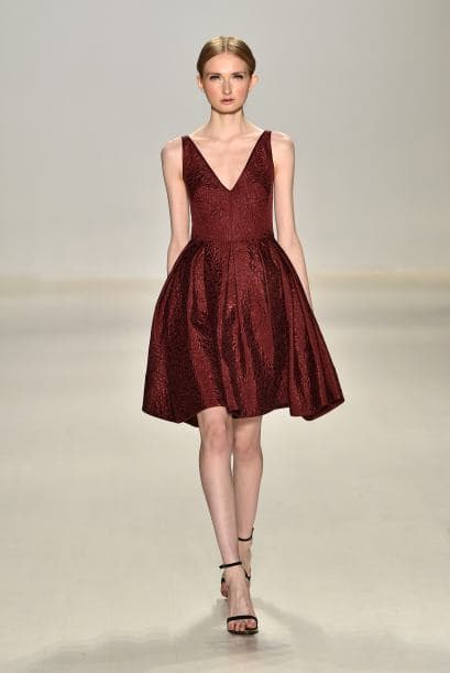 El color marsala estará presente todo el año, así que busca prendas y accesorios de este color como un vestido súper femenino, al estilo de Erin Fetherston.