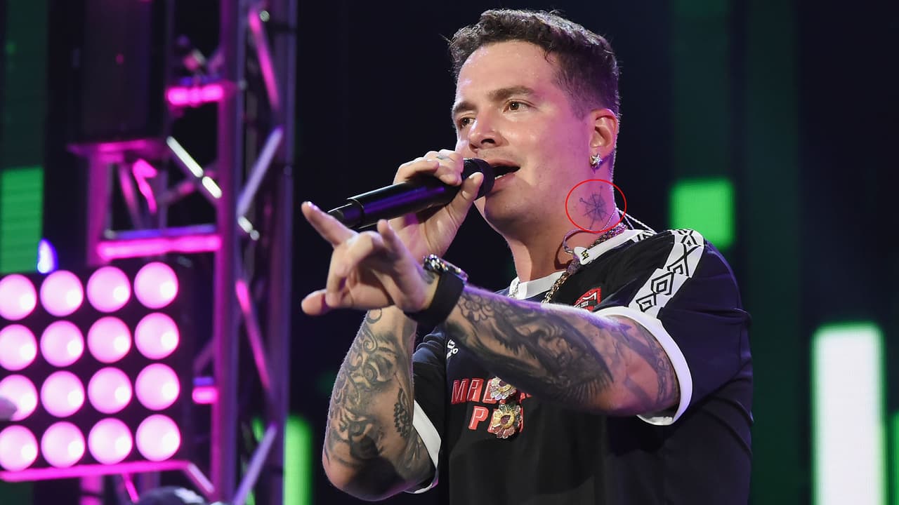 J Balvin: además de los tatuajes que lleva en el torso del cuerpo y la rodilla, también tiene un diamante detrás de la oreja y una brújula, entre otros diseños.