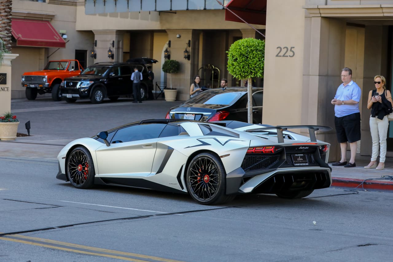 El auto modelo ‘Aventador Superveloce Spider’, no es el único lujoso que ha tenido Disick.