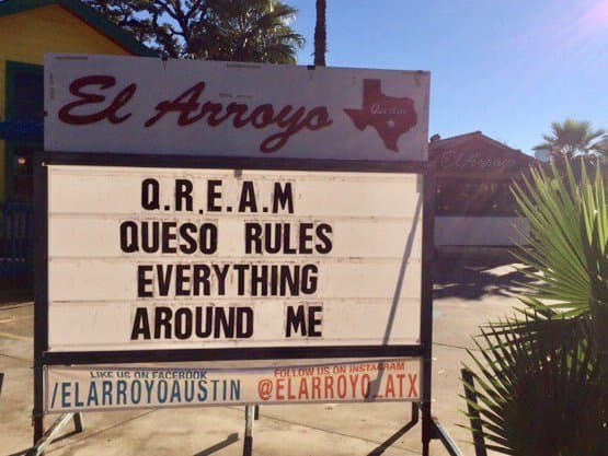 Los juguetones mensajes o bromas hacen referencia a la cotidianidad, el gusto por la comida y/o hechos actuales de cultura pop, política, deportes, conmemoraciones, naturaleza y hasta el clima.