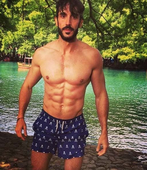 Pedro cumplió lo prometido y se lanzó al lago.