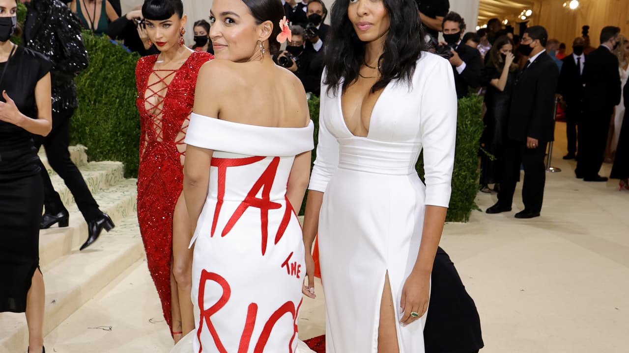 <b>En video: </b>Como es habitual, la representante neoyorquina no dejó indiferente a nadie en su primera gala Met, una ocasión que aprovechó para dar visibilidad a uno de sus mensajes políticos clave: justicia fiscal.