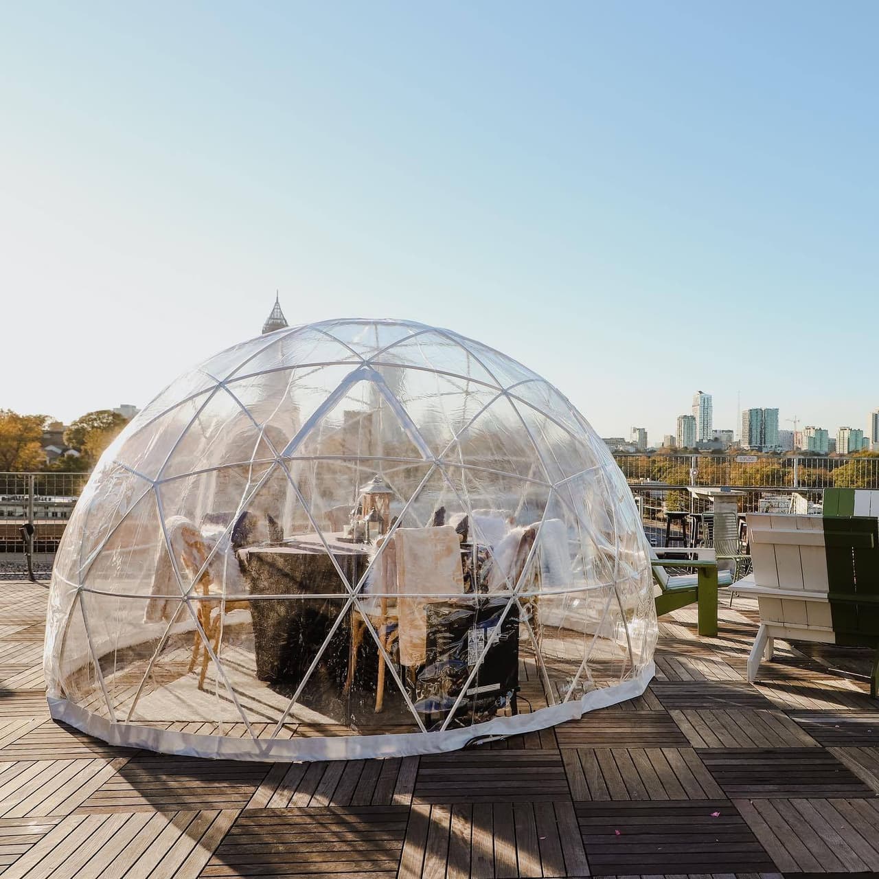 <b><a href="https://www.exploretock.com/9-mile-station/">Valentine’s Igloos on The Roof (11 al 14 de febrero)</a></b>. Los iglús regresan a 9 Mile Station para el Día de San Valentín en The Roof. Deleita a tu pareja con una experiencia privada de iglú de 2,5 horas para una velada inolvidable de romance que incluye un menú de precio fijo de cinco platos para cada invitado, con vinos selectos para cada plato, una botella de champán Dom Perignon y una docena de rosas para llevar a casa.