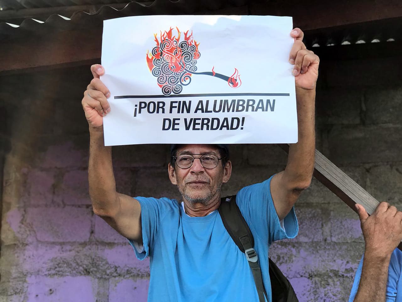Además de los que marchaban, cientos de personas animaban a los manifestantes en los lados de las calles por donde pasaban. Denis Peralta, de 67 años, estaba en un costado de una avenida con un cartel alusivo a los árboles de la vida quemados. El hombre dice que fue a la marcha para defender a la juventud.