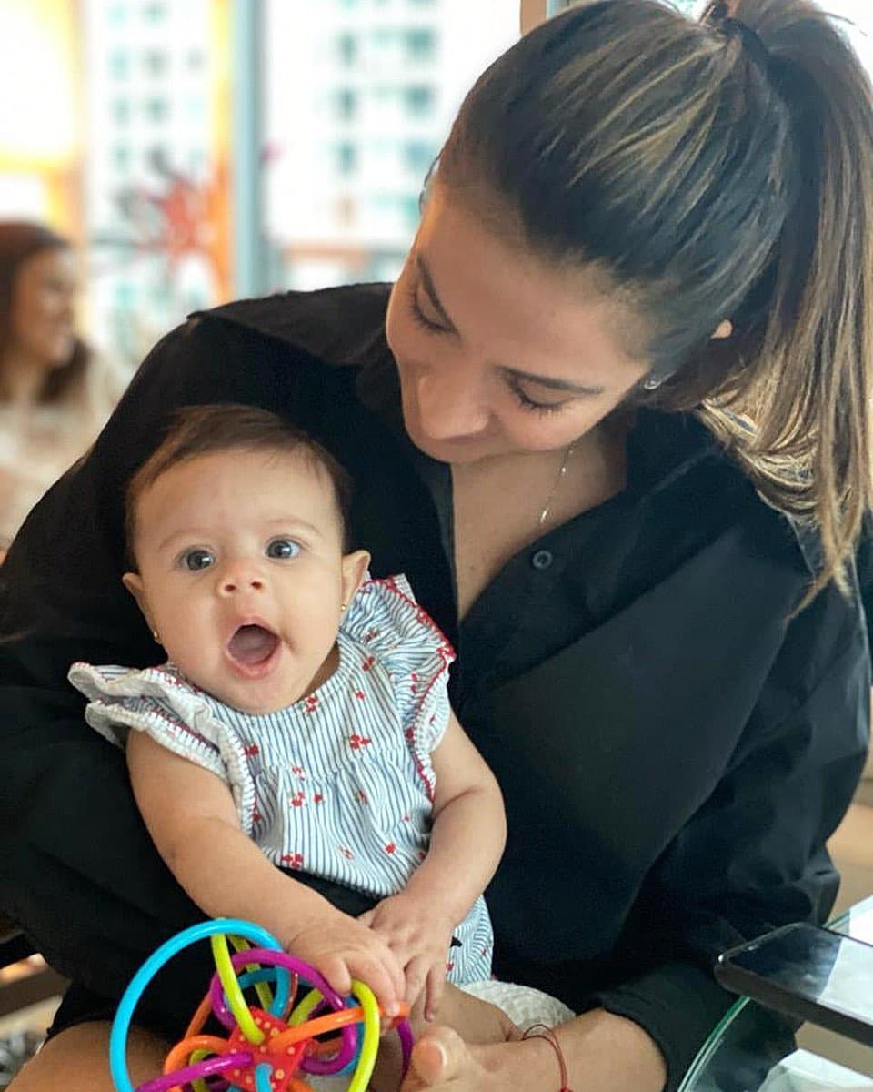 Maity enterneció a sus seguidores cuando compartió esta linda imagen con una bebé en sus brazos. Al pie de la foto abundaron comentarios en donde le decían lo bien que se vería como mamá.