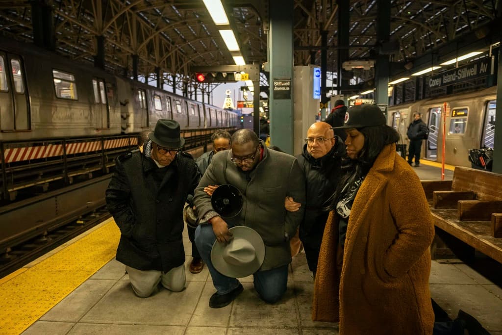 De rodillas y en oración, el reverendo Kevin McCall y otros líderes comunitarios clamaron por auxilio divino para que un incidente similar no se repita jamás en la estación Coney Island-Stillwell Avenue.