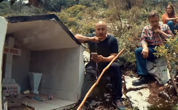 La familia Rivera ya ha visitado en varias ocasiones el sitio donde se estrelló el Lear Jet donde viajaba 'La Diva de la banda' pero este año -que se cumplen cinco de la tragedia- tanto don Pedro, como Lupillo decidiron subir para grabar un par de videos.