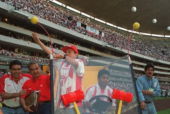 En algún momento Roberto Gomez Bolaños asistió al estadio con su playera del Necaxa.