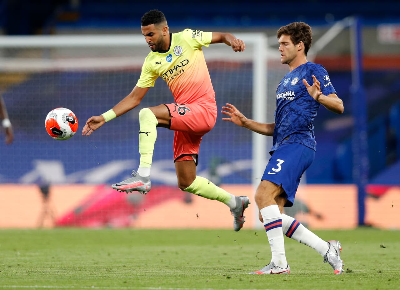 Riyad Mahrez controla un balón como si fuera Zidane e inmediatamente filtra el balón para Raheem Sterling.