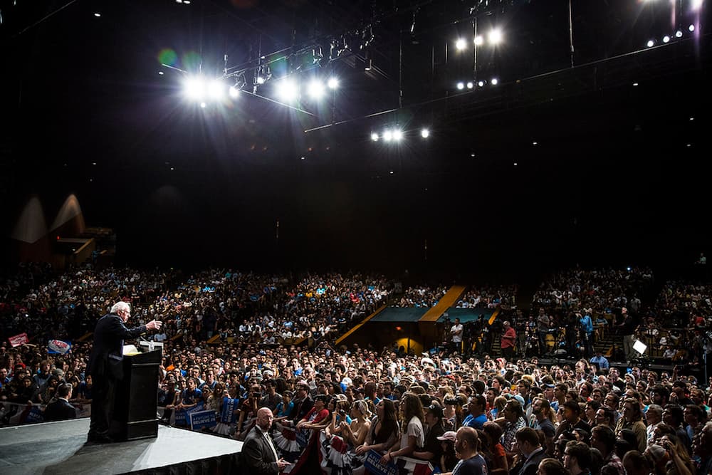Los seguidores de Sanders llenaron las gradas del auditorio James L. Knight Center