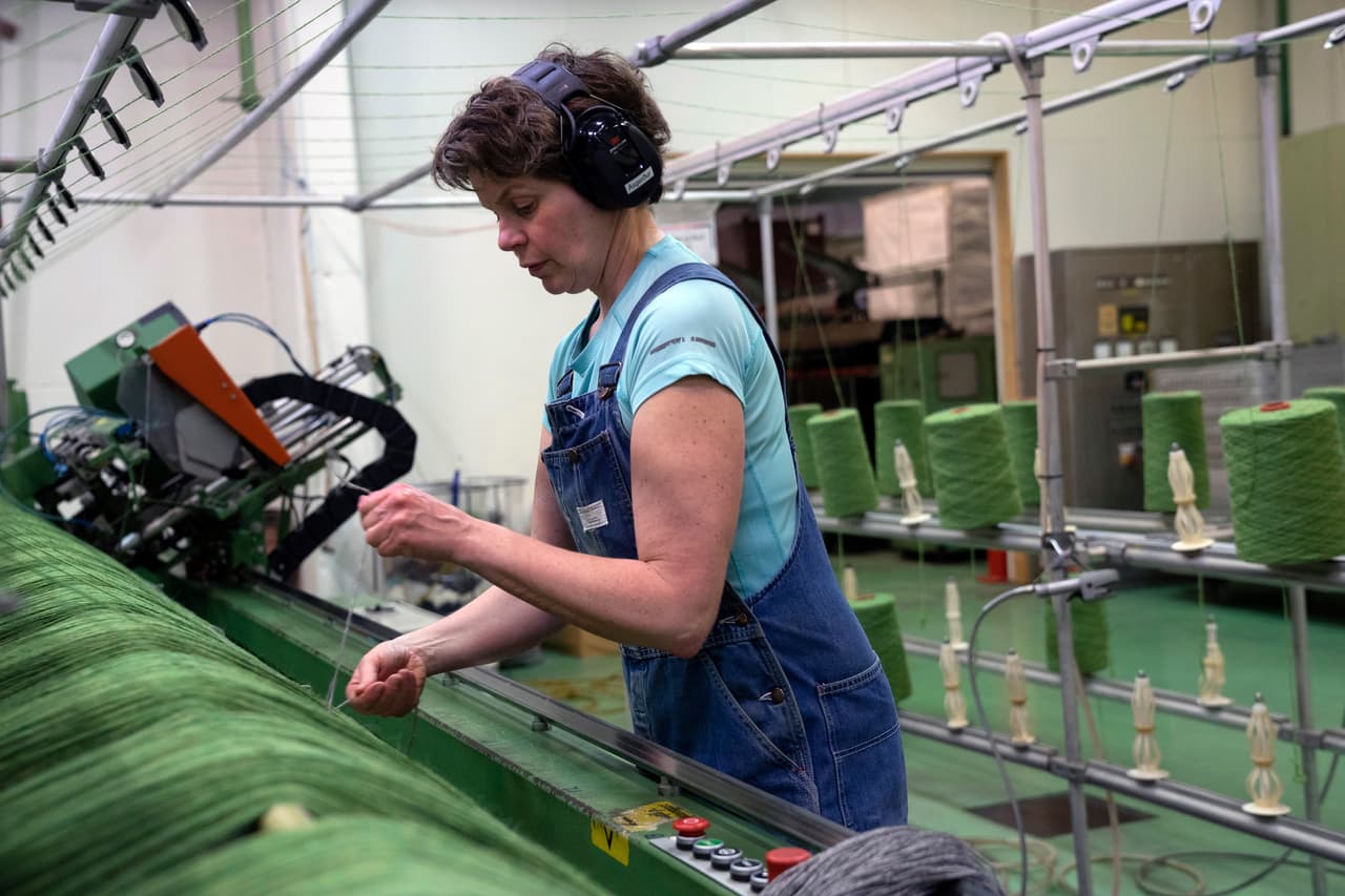 Mientras que el Sur mantuvo fuertes industrias de petróleo, gas, productos químicos y muebles. En el puesto número 1 se encuentra Elkhart, Indiana.
<br>
<br>
<b>Tamaño de la ciudad: </b>Mediana
<br>
<b>Producción de manufactura 2018 (en miles): </b>$6,678,442
<br>
<b>Tasa de crecimiento de producción de manufactura 2014-2018 (CAGR): </b>6.4%
<br>
<b>Producción de manufactura per cápita de 2018: </b>$32,489.02
<br>
<b>Ubicación del empleo de manufactura Cociente: </b>6.1
<br>
<b>Tasa de crecimiento de empleo de manufactura 2014-2018 (CAGR):</b> 4.1%
<br>
<b>Puntaje total: </b>71.4