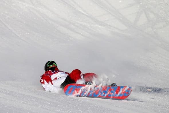 Charles Reid, de Canadá, se patinó durnate la semifinal de snowboard en la modalidad de slopestyle.