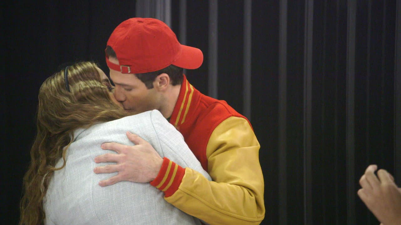 Y la sexta gala nos regalaron se encargaron de subir la temperatura cuando se dieron un beso durante la improvisación de la participante mexicana.