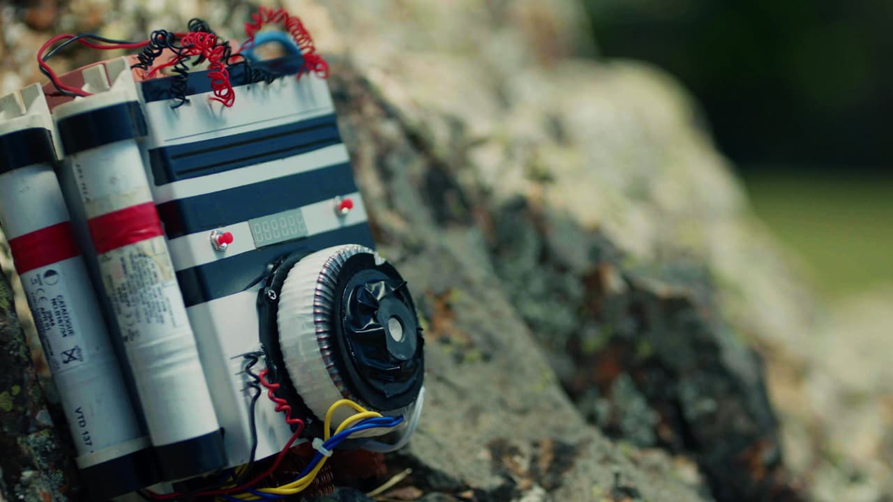 Emir y su hombre de confianza habían colocado un fuerte explosivo que tenía solo diez minutos restantes.