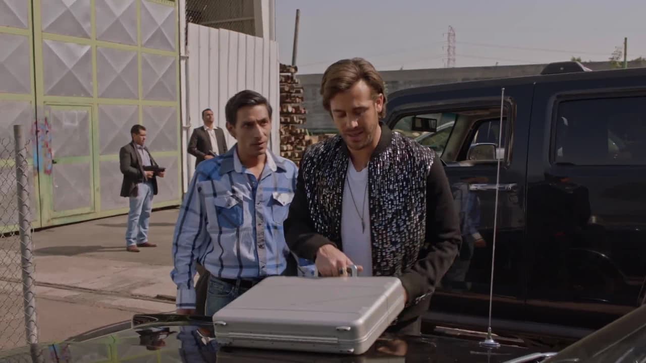 Fiel a su sangre fría, Charly se unió con 
<b>Toño</b> para seguir con los negocios de su tío Monchis.