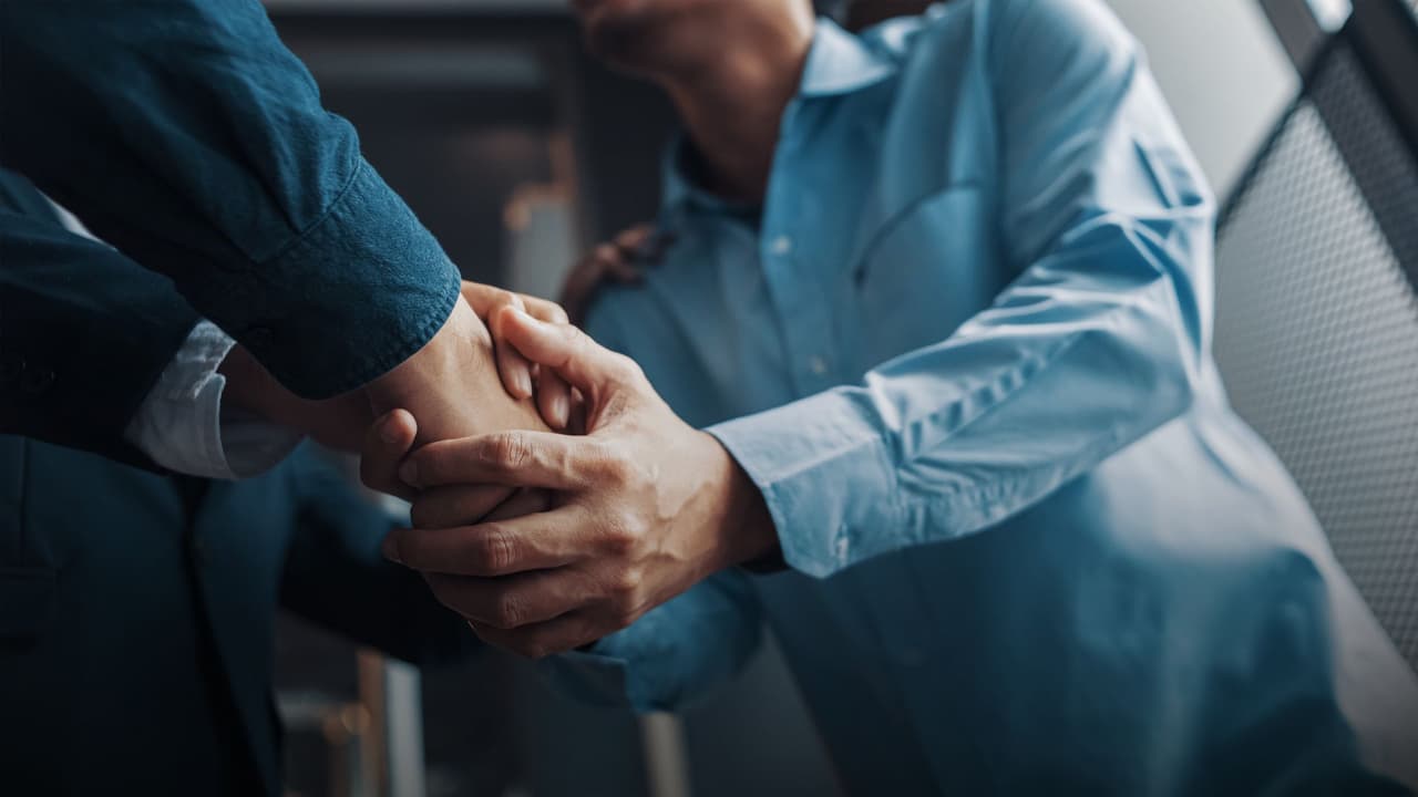 <h3 class="cms-H3-H3">Antes de llamar a un abogado</h3> Conviene 
<b>ordenar el caso desde el inicio</b>. Según 
<i>Texas State Law Library</i>, preparar un resumen claro del problema y tener identificados los plazos legales permite que 
<b>el abogado evalúe la situación con mayor precisión desde la primera consulta.</b> En la práctica, esto significa 
<b>escribir en pocas líneas qué pasó, cuándo ocurrió y qué necesitas resolver. </b>
<br>Si existe una citación o audiencia, esa fecha debe anotarse y mencionarse desde el primer contacto. 
<br>Llegar organizado 
<b>evita pagar por reconstruir información básica. </b>
<br>De acuerdo con 
<i>State Bar of Texas</i>, los abogados ejercen en áreas específicas del derecho: esto implica buscar experiencia real en casos similares al suyo. 
<br>
<b>💡 Ejemplo: </b>un abogado de familia no siempre es la mejor opción para inmigración o laboral, aunque tenga buena reputación general.