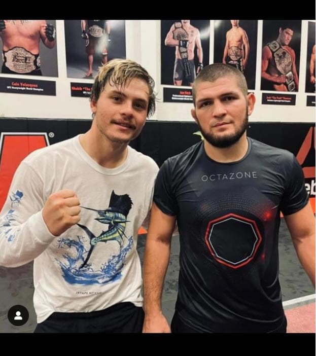 Además de completar su título universitario, el chico es un amante del deporte.
<br>