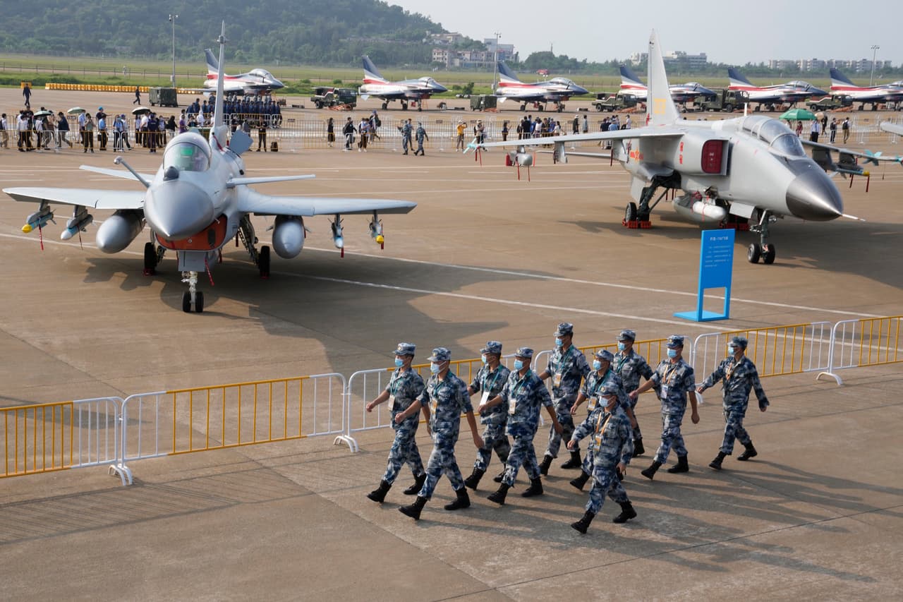 Efectivos de la Fuerza Aérea de China marchan frente a aviones caza durante una exhibición en la provincia Guangdong, a finales de septiembre. China ha incrementado su presión sobre Taiwán.