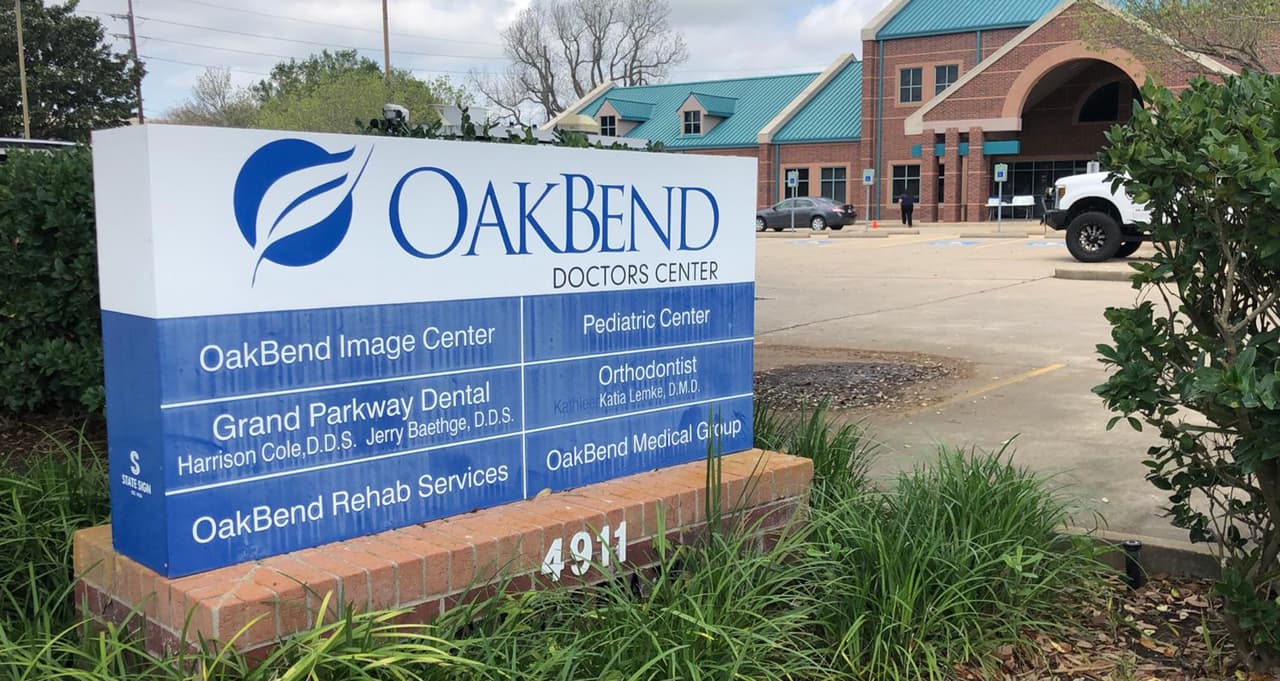 Manifestar los síntomas que son: tos, fiebre, dificultad para respirar, ser mayores de 65 años y tener una condición médica.