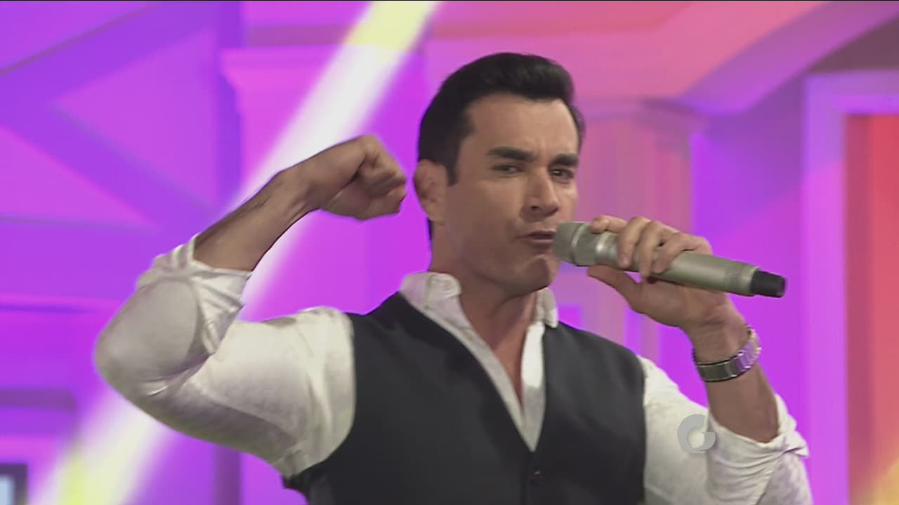 Oh sí, y no dudó en presumirnos sus músculos mientras cantaba.