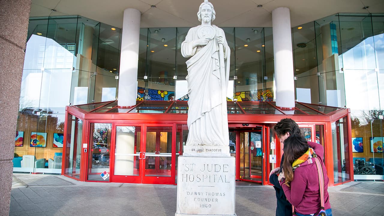 Posteriormente, el talento pasó a visitar el Hospital. A su entrada, se puede ver la estatua de San Judas Tadeo.