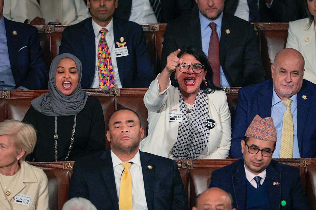 La representante de Michigan, Rashida Tlaib (centro) y la representante de Minesota, Ilhan Omar (izquierda) gritan contra el presidente Donald Trump después de sus declaraciones sobre las "ciudades santuario" durante el Estado de la Unión 2026.
