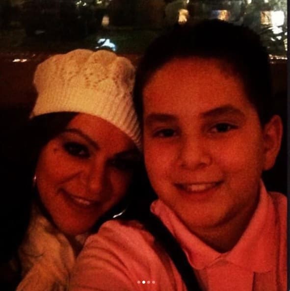 Aunque en todas las entrevistas, Johnny reitera que vive para hacer 
<b><a href="https://www.univision.com/entretenimiento/el-hijo-menor-de-jenni-rivera-se-declara-bisexual-y-con-pesar-confiesa-que-habria-opinado-su-mama">que su mamá, Jenni Rivera, se sienta orgullosa</a></b> del hombre que trajo al mundo.