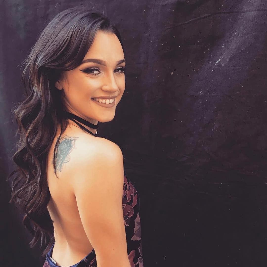 Natalie se define a sí misma como una acuariana romántica. Recién se graduó de la High School y trabaja como modelo.
<br>