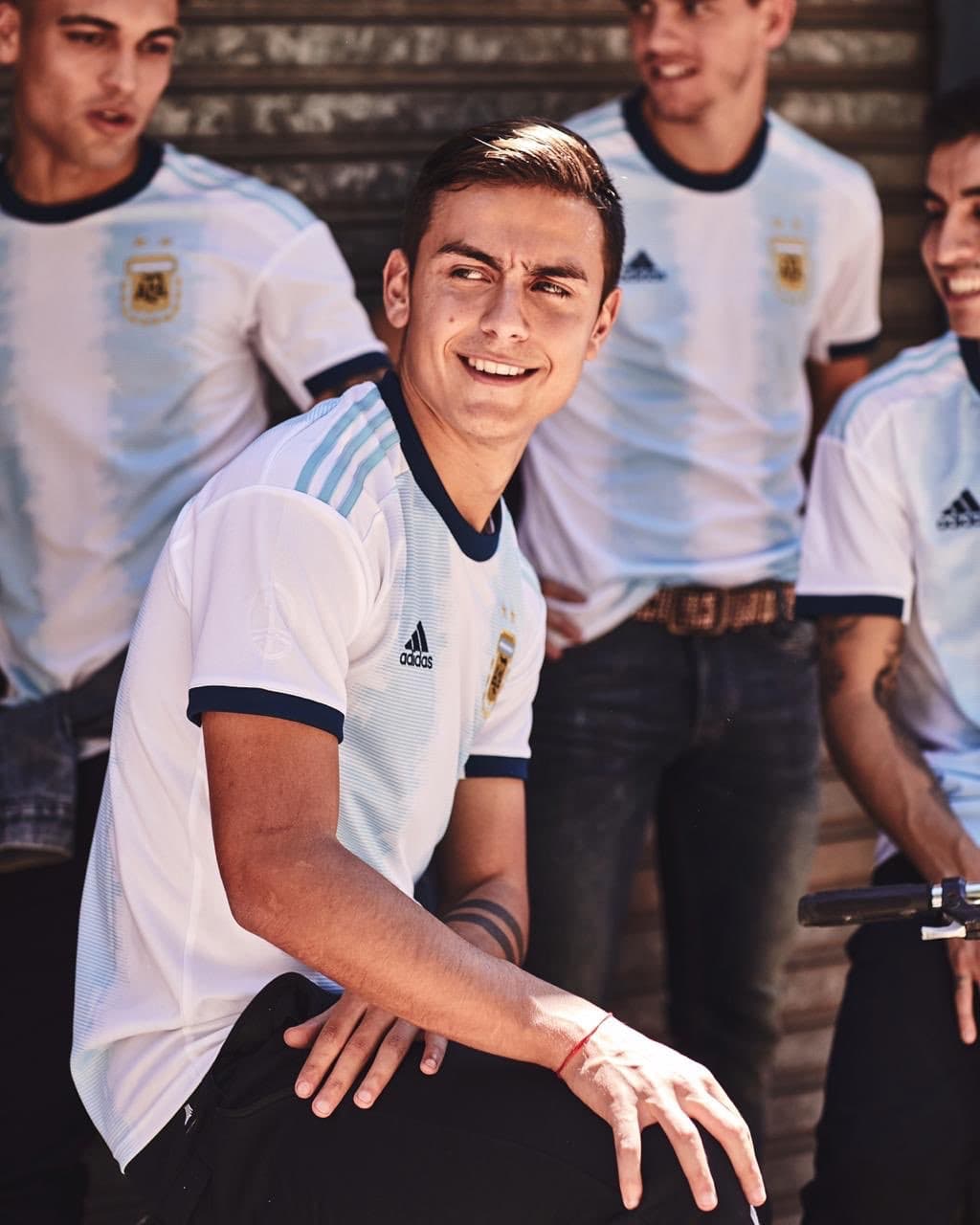 Las franjas más gruesas, el azul naval y el blanco vuelven a ser los principales atractivos de la playera de la selección Argentina, cuyo lanzamiento tuvo a Lionel Messi, Paulo Dybala, Lautaro Martínez, Ángel Correa.