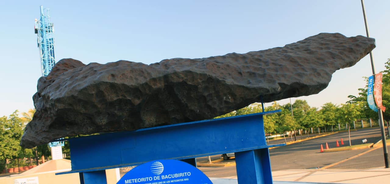 <b>Bacubirito</b> de 
<b>24 toneladas y 14 metros de ancho</b> es uno de los más largos encontrados en nuestro planeta. Lo puedes ver en el 
<a href="https://cicorporativo.mx/ci-construccion-galeria-centro-de-ciencias/" target="_blank">Nuevo Centro de Ciencias de Sinaloa</a>, México.