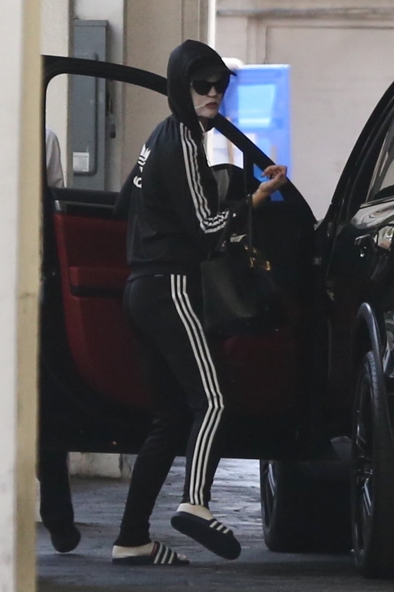 La estrella de pop lució la mascarilla blanca mientras abordaba su camioneta. Además, se mostró con un look desenfadado.