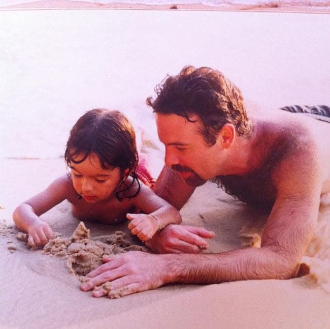 <b>"No la blindo, está educada"</b>, replicó al momento en que se le preguntó cómo la ayudaba para que no le afecte lo que se llega a decir sobre ella públicamente. 
<br>