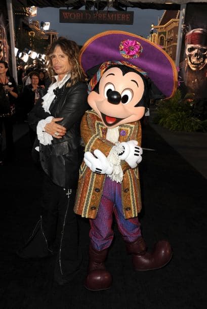 Hasta lo hombres más rudos, como Steven Tyler, han visitado a Mickey Mouse. Mira aquí más videos de Chismes.