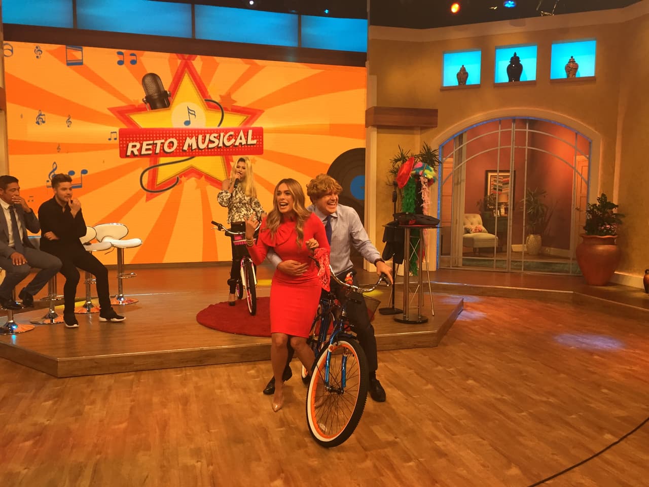 Alan mejor dejó de cantar y quería llevarse a Galilea en su bicicleta.