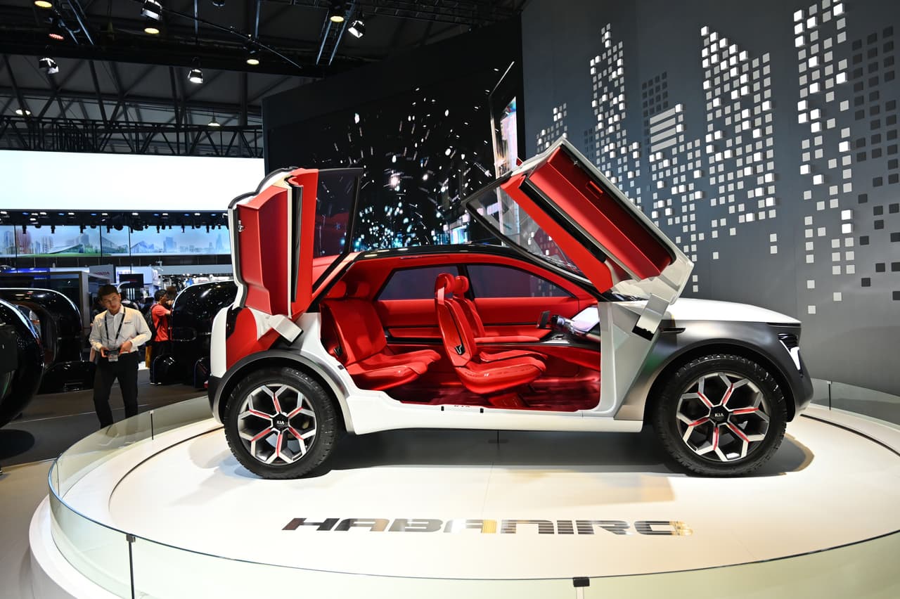 La tecnología 5G mejorará la distribución de datos, lo que podría crear desde ciudades inteligentes hasta vehículos totalmente digitales y autosuficientes. En la fotografía, un nuevo modelo de KIA presentado en la feria tecnológica.