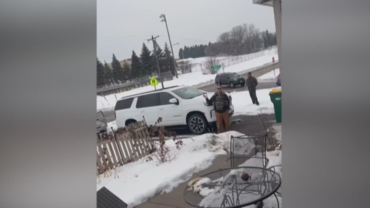 Video: Repartidora se esconde de ICE en casa de cliente en Minneapolis