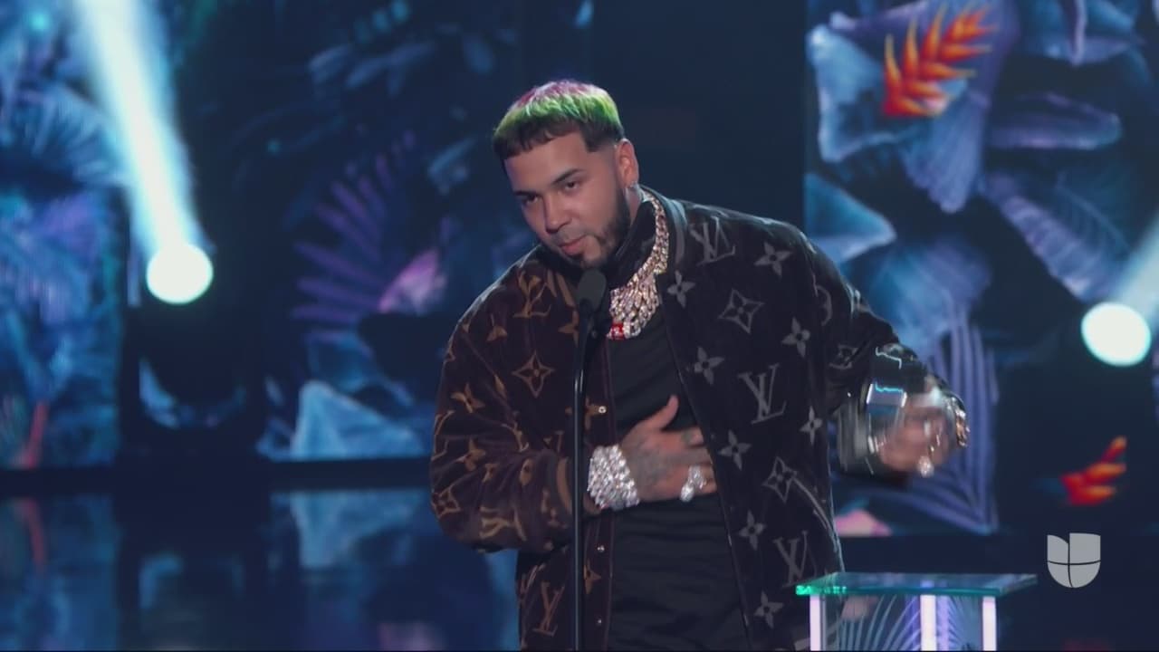 El boricua obtuvo el premio a la mejor colaboración por el tema 'China'. Durante su agradecimiento, no sólo mencionó a sus fanáticos y a quienes lo acompañaron para cantar este exitoso tema, también a Dios que le dio el don de hacer música: "Aprendan a valorar a su familia y amarla, que en un segundo estamos aquí y al otro no", comentó.