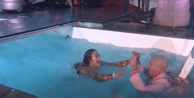 Y es que la cantante le dio un empujón con la cadera a Pitbull, por lo que el también compositor cayó dentro. Luego se lanzó ella.