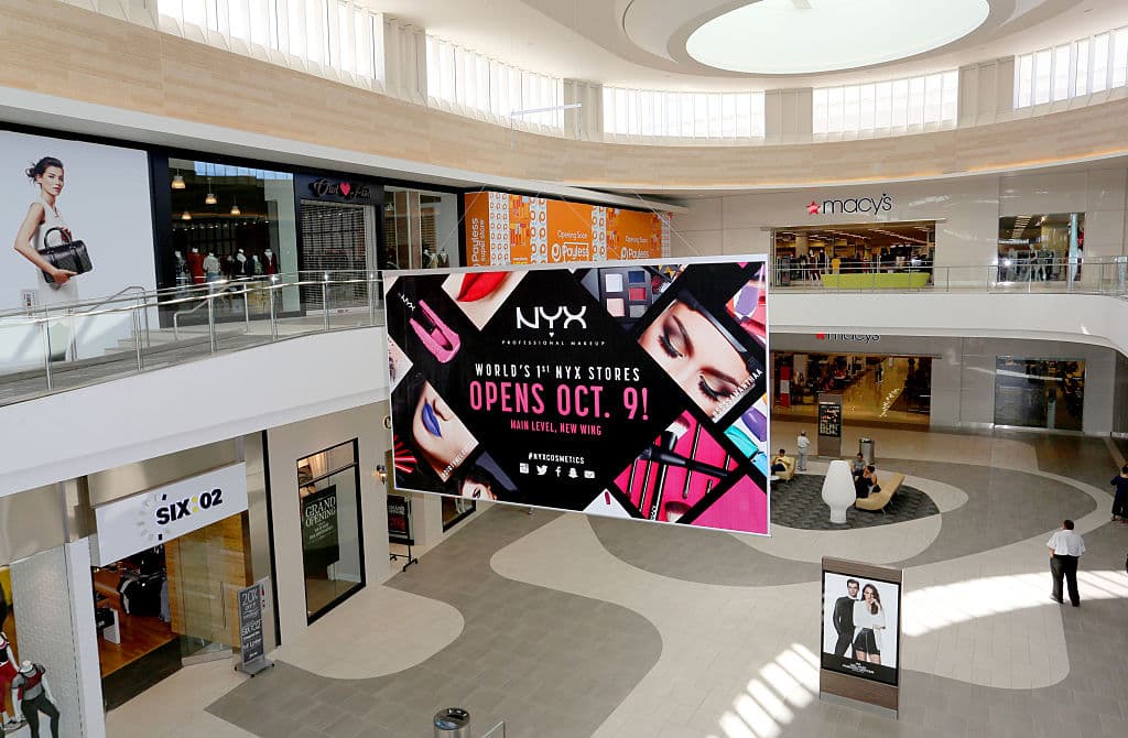 <b>Centro comercial Del Amo:</b> Si buscas un espacio más tradicional y te gustan las tiendas, más de 2 millones de pies cuadrados repletos de almacenes y restaurantes te esperan en el centro comercial más grande de Los Ángeles. 3525 Carson Street | Torrance, CA 90503 | (310) 542-8525