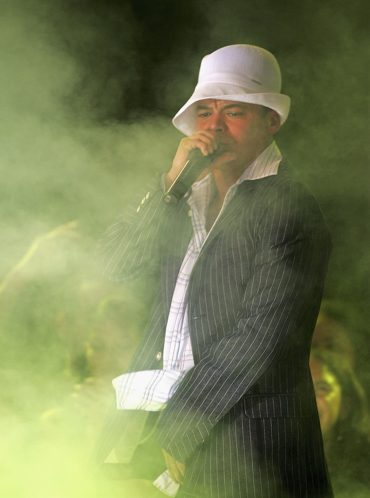 "Hoy (este lunes) amanecimos con la buena noticia de que ya lo sacarán de intensivo... y lo dejan en observación", aseguró, a través del comunicado, 
<b><a href="https://www.instagram.com/p/BxsFhKcBBFV/" target="_blank">Sonia Torres, esposa del artista</a></b>.