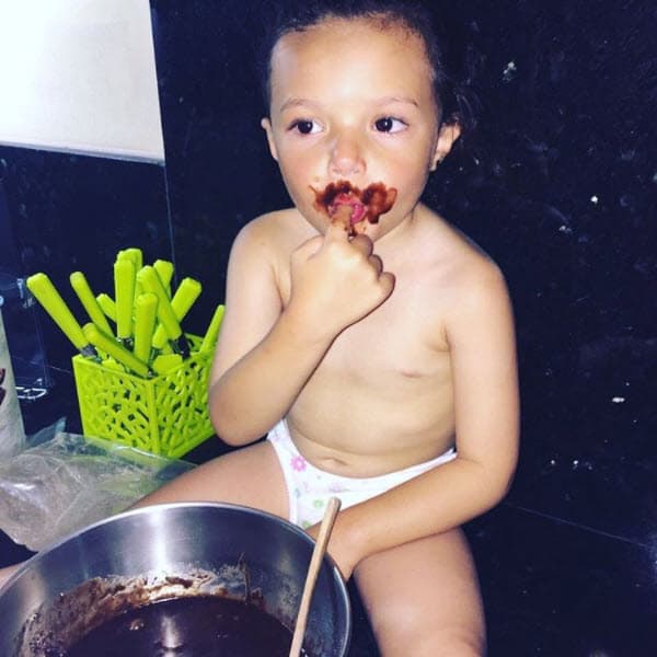 El pasado 7 de octubre Luciana cumplió tres años, con esta tierna foto 
<b>Mayra</b> la celebró en Instagram: "¡¡Hoy es tu cumpleaños hermosa!! Que afortunadas somos de poder compartir la vida. Gracias al cielo por esta mágica oportunidad de verte crecer. Con chocolate brindamos por tanto amor".