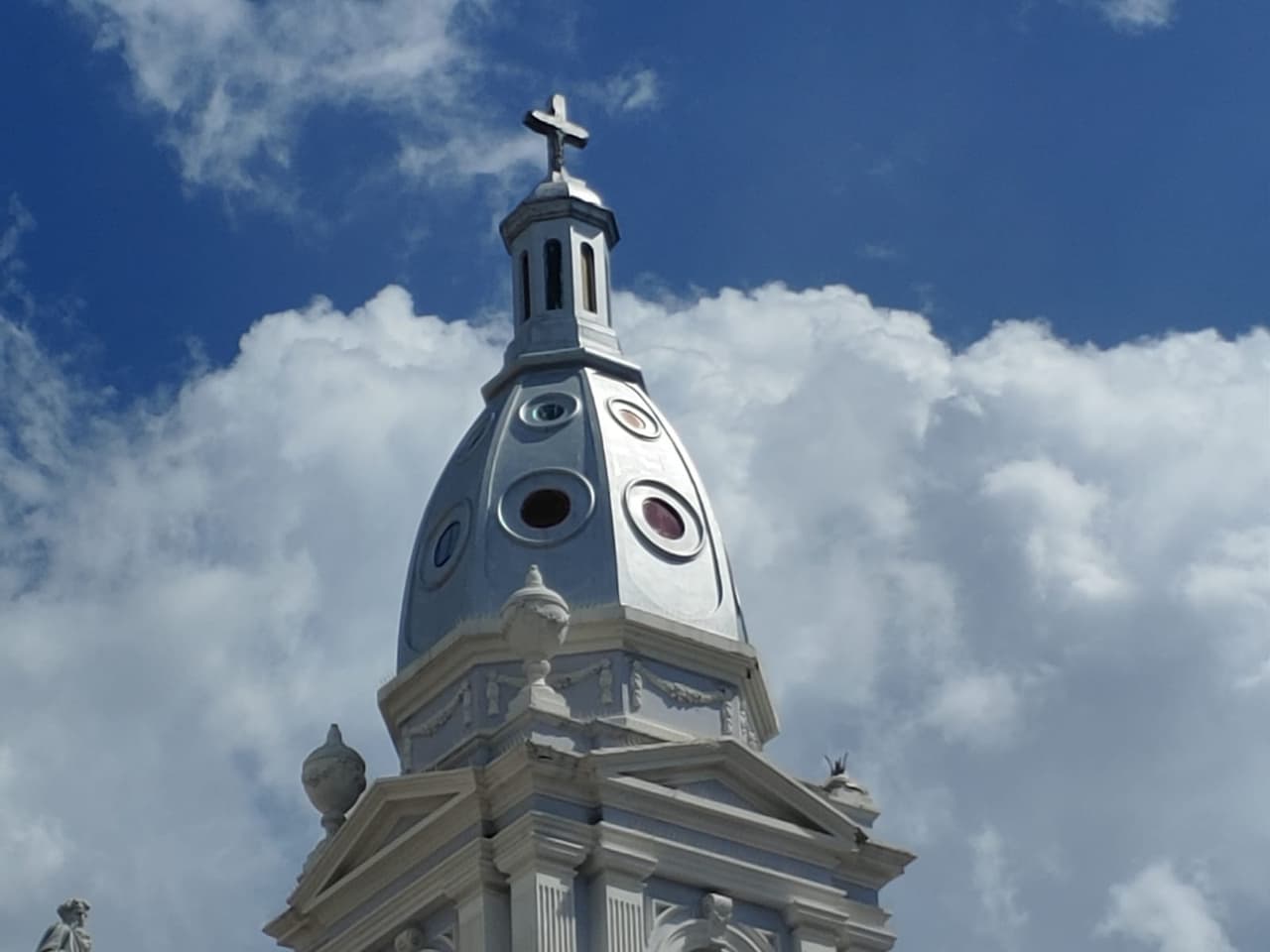 "La cúpula es un sistema estructural sumamente estable", añadió el arquitecto.