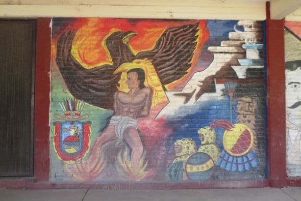 Más motivos aztecas para adornar las paredes de la escuela de Ayotzinapa.